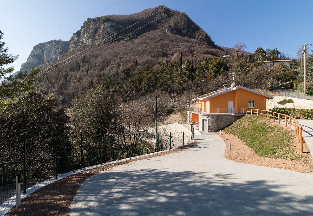 Apartament w Tignale - Orange House Relax con Jacuzzi