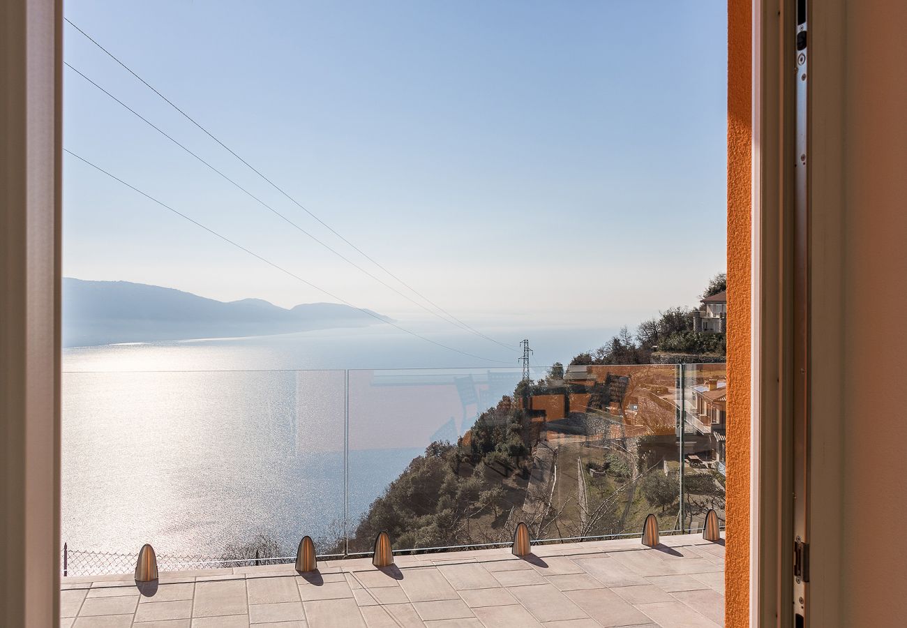 Apartament w Tignale - Orange House Relax con Jacuzzi