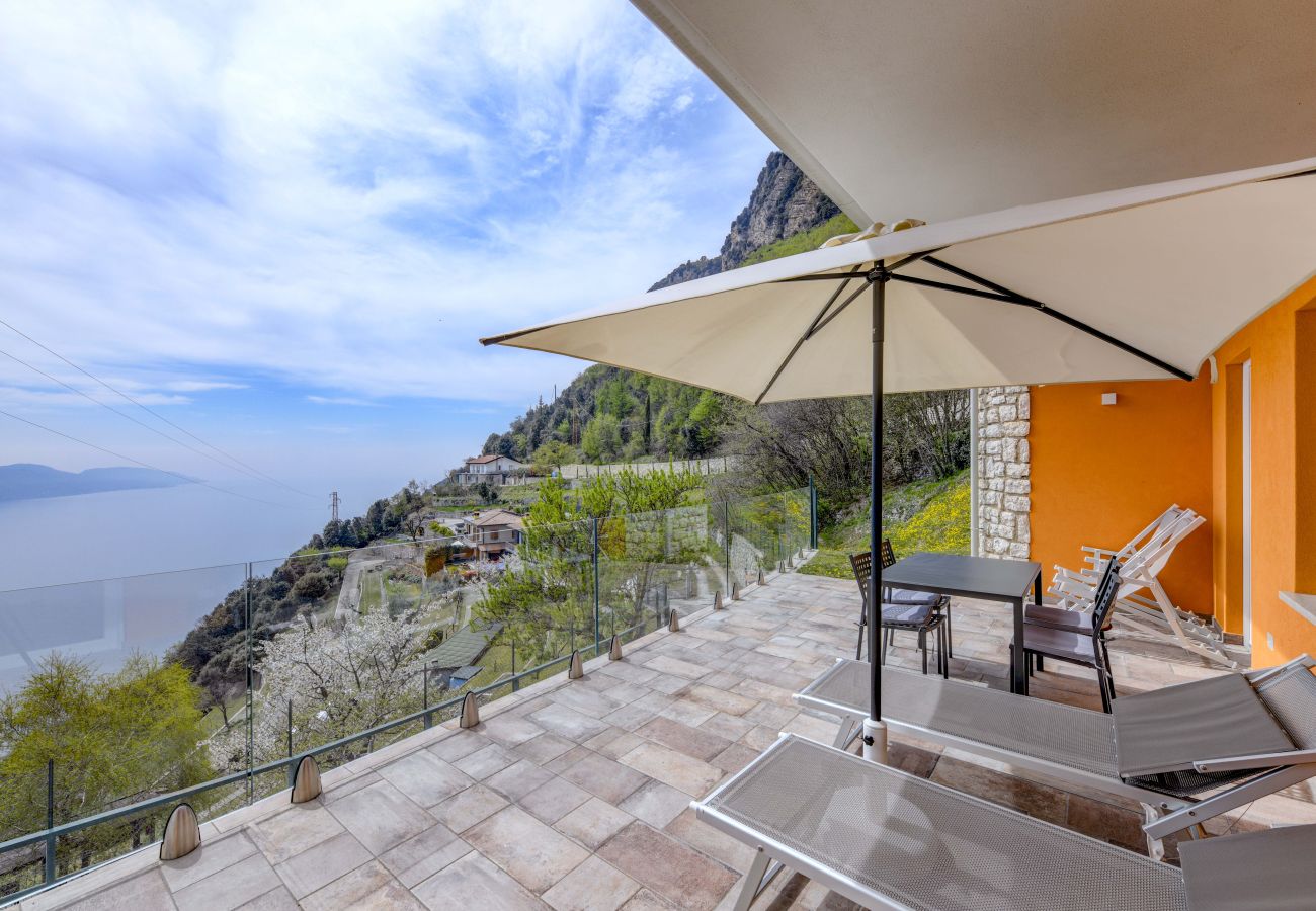 Apartament w Tignale - Orange House Relax con Jacuzzi