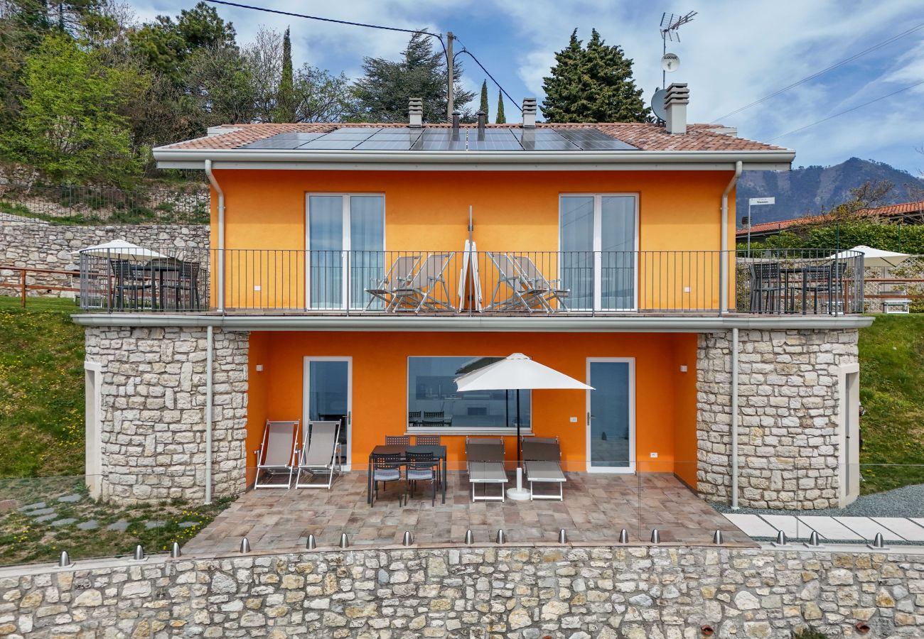 Apartament w Tignale - Orange House Relax con Jacuzzi