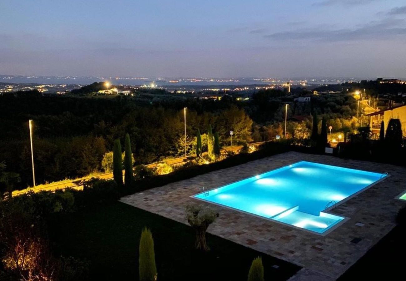 Apartament w Puegnago sul Garda - Loft La Torretta con vista lago e piscina