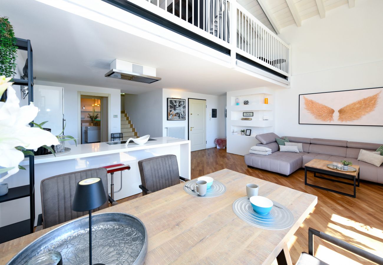 Apartament w Puegnago sul Garda - Loft La Torretta con vista lago e piscina