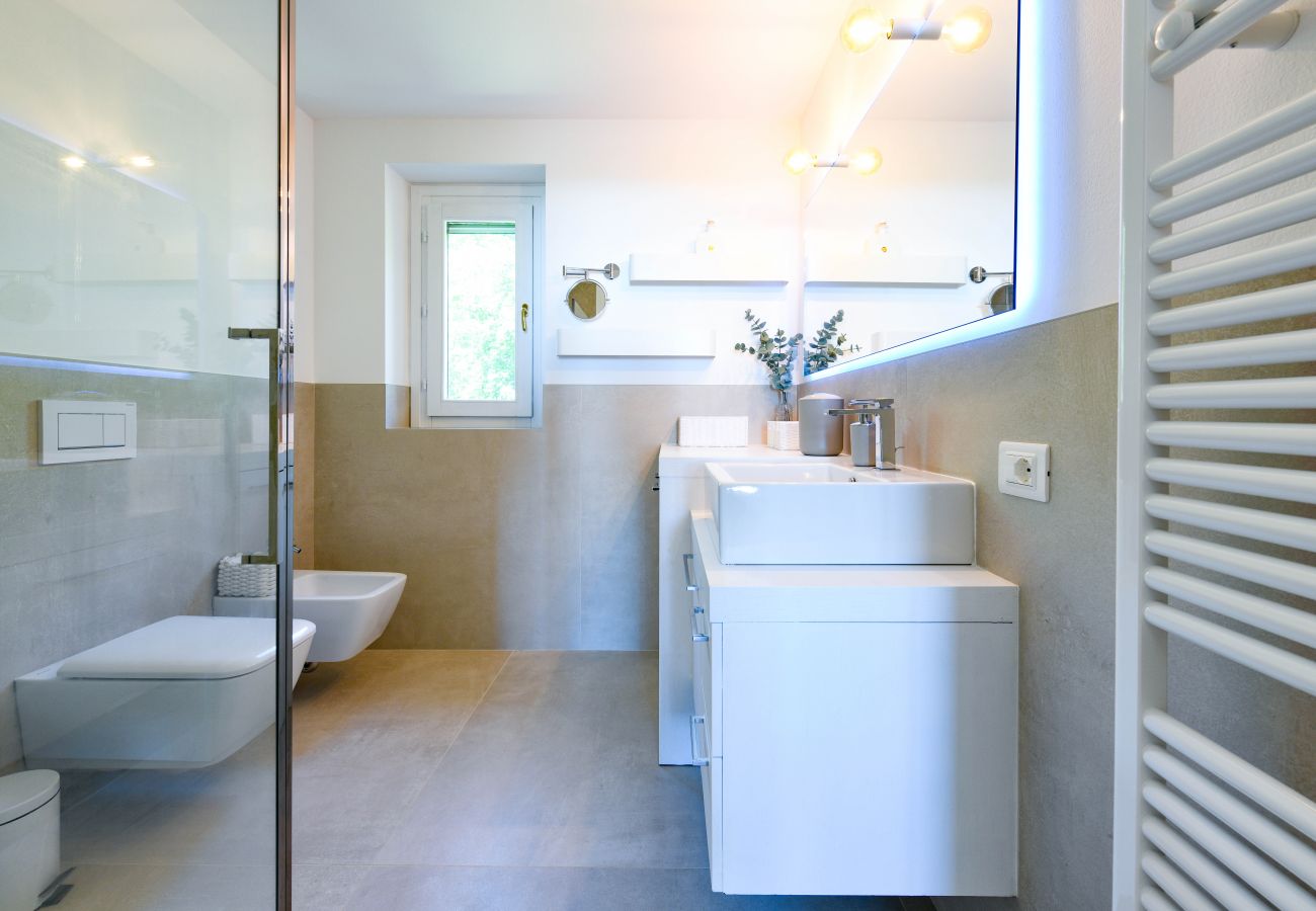 Apartament w Puegnago sul Garda - Loft La Torretta con vista lago e piscina