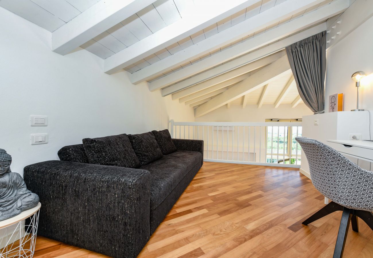 Apartament w Puegnago sul Garda - Loft La Torretta con vista lago e piscina