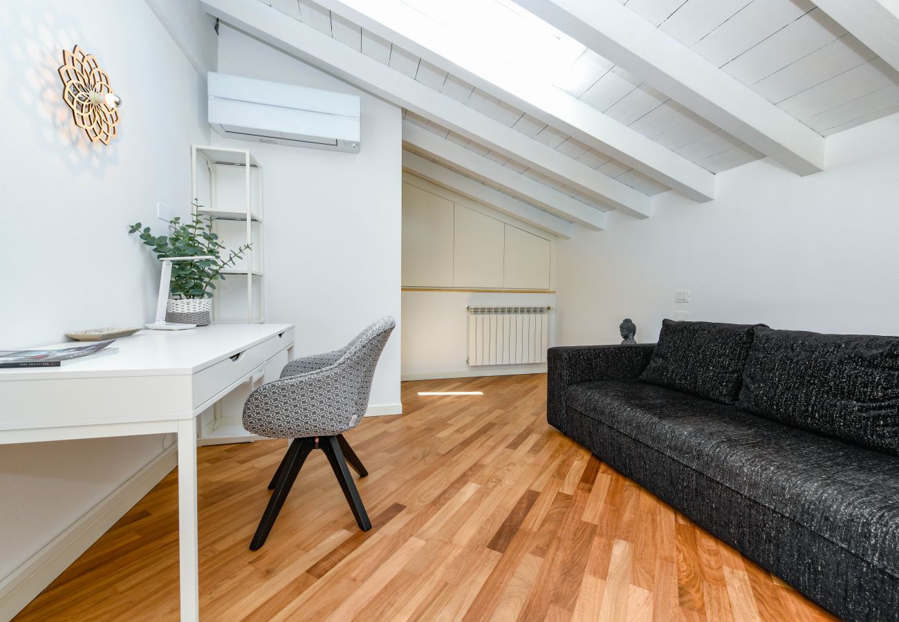 Apartament w Puegnago sul Garda - Loft La Torretta con vista lago e piscina