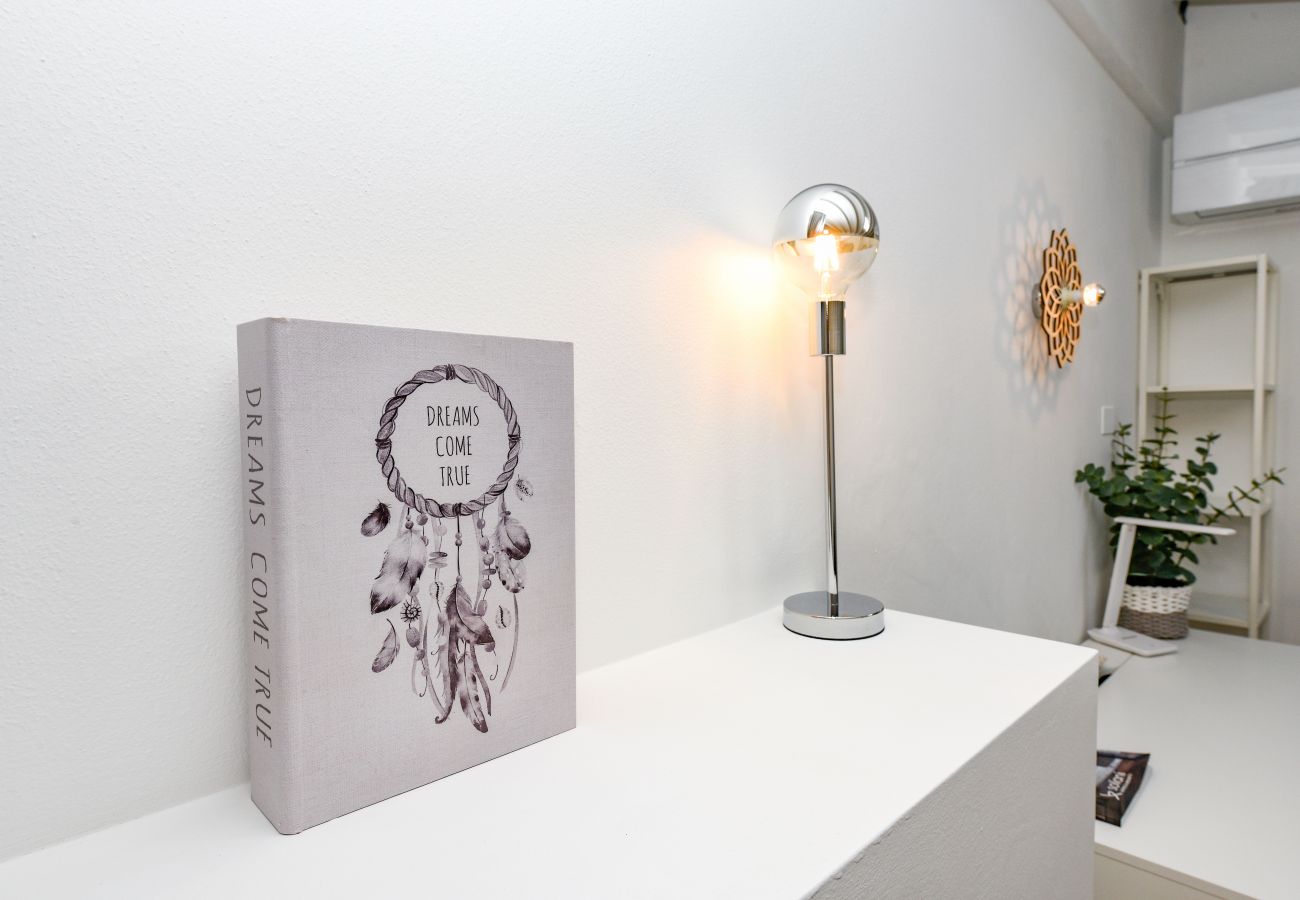 Apartament w Puegnago sul Garda - Loft La Torretta con vista lago e piscina