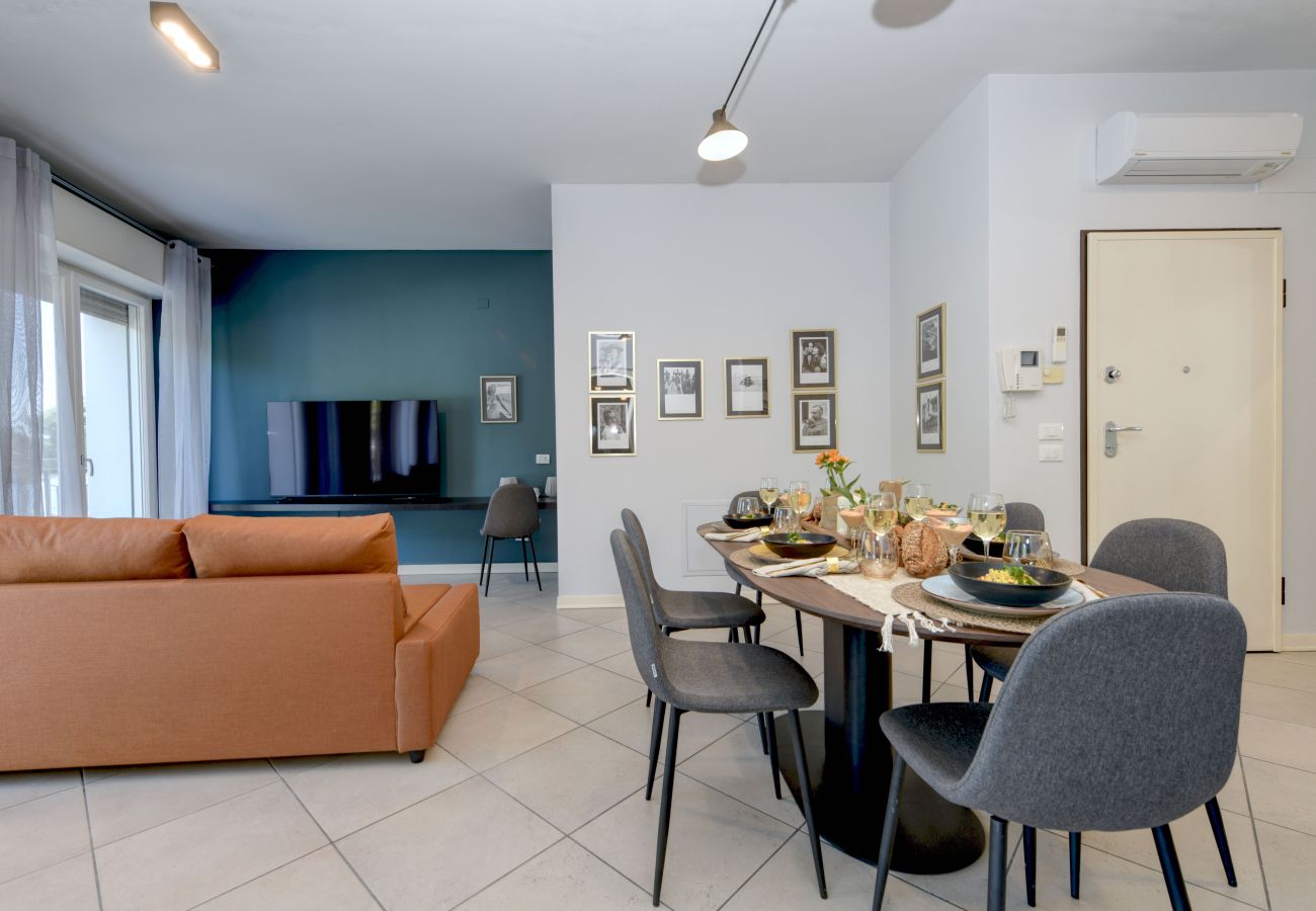 Nowoczesny salon z jadalnią, sofą i klimatyzacją