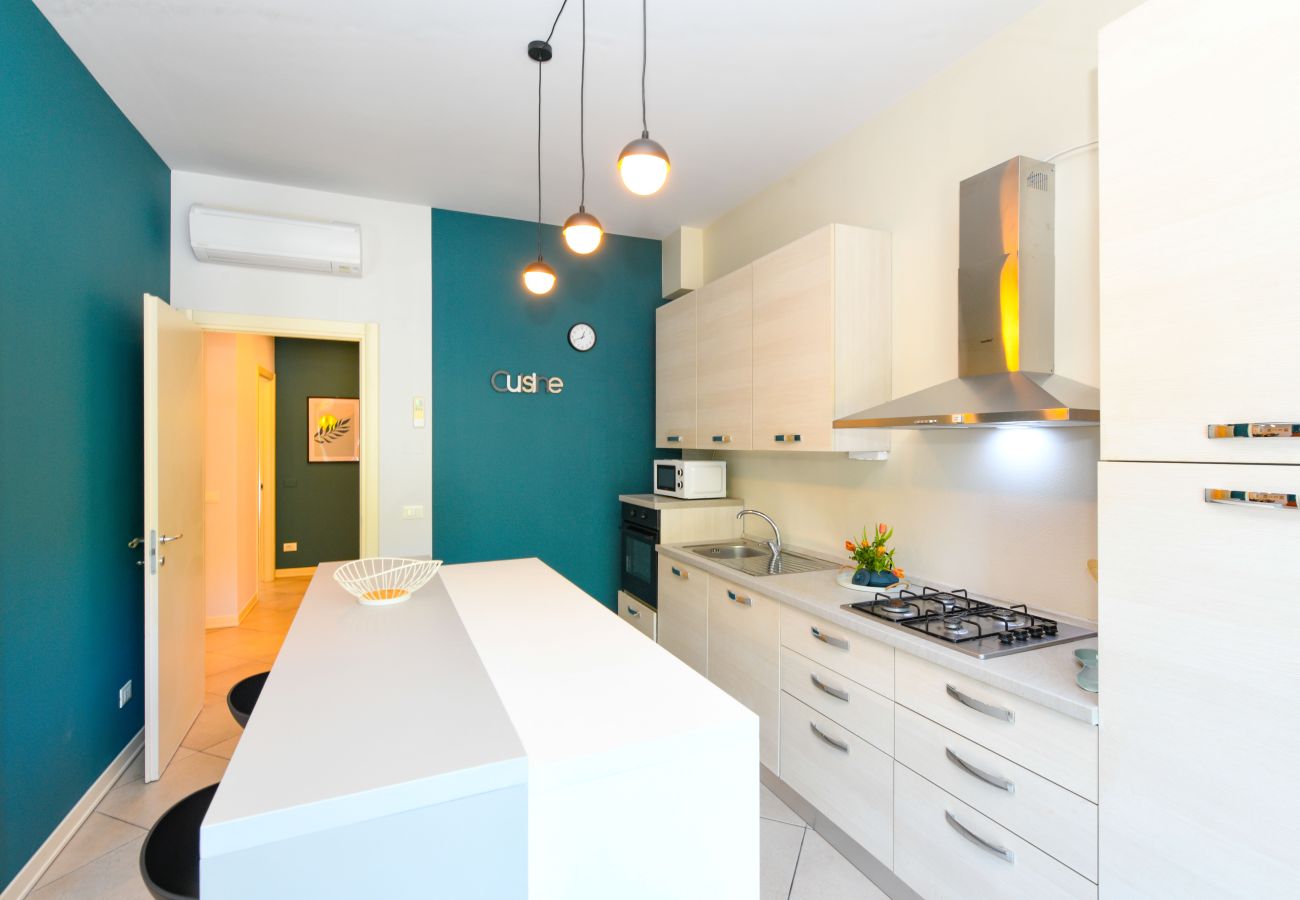 Wyposażona kuchnia z wyspą i klimatyzacją w Desenzano