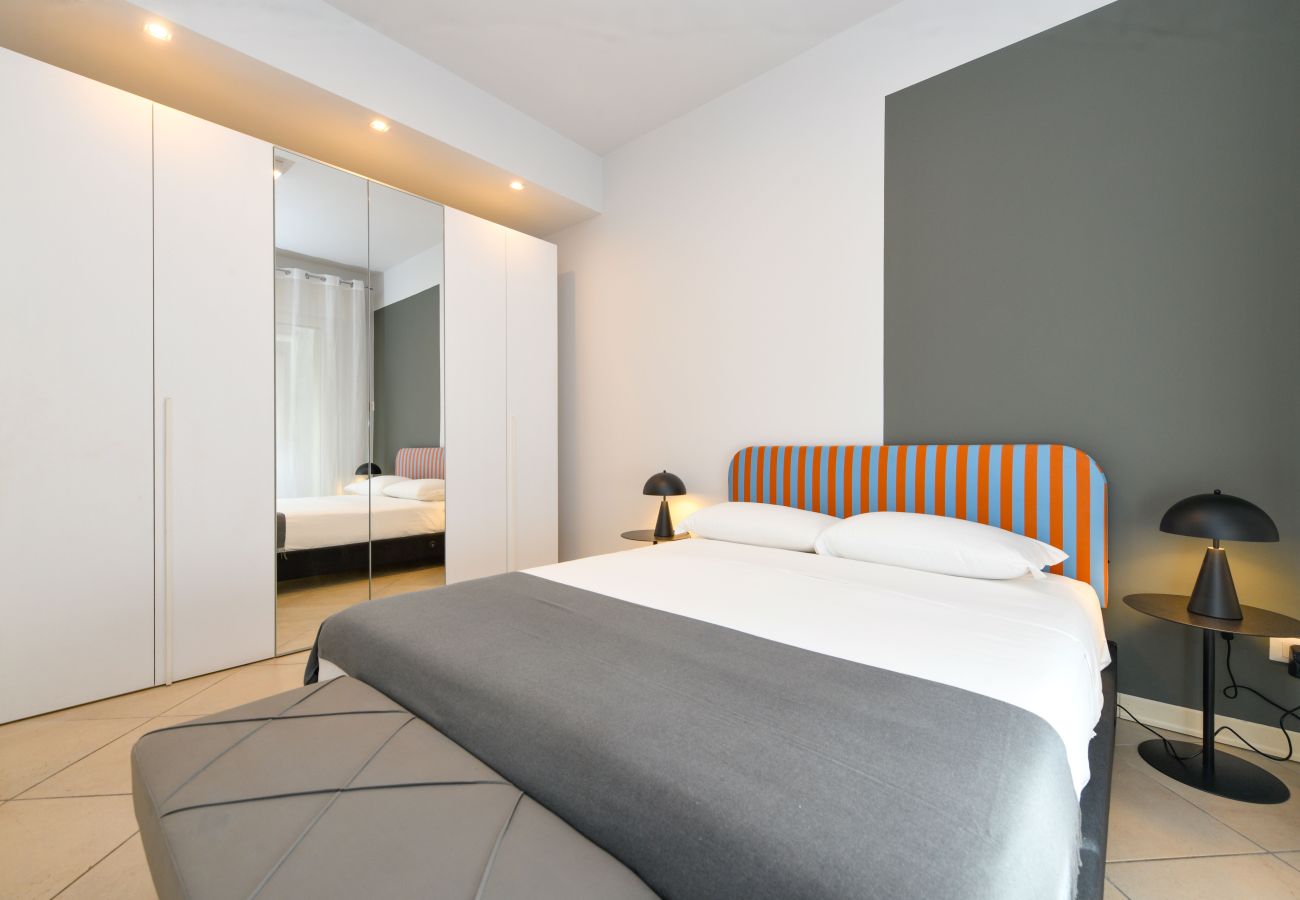 Nowoczesna sypialnia z dużą szafą z lustrem