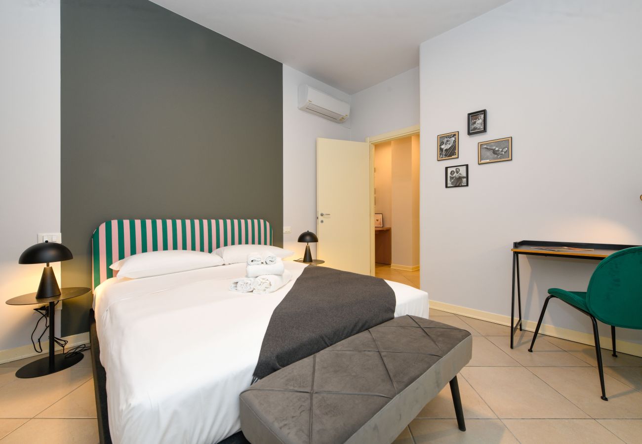 Sypialnia z klimatyzacją i biurkiem w Cocktail Lake Front