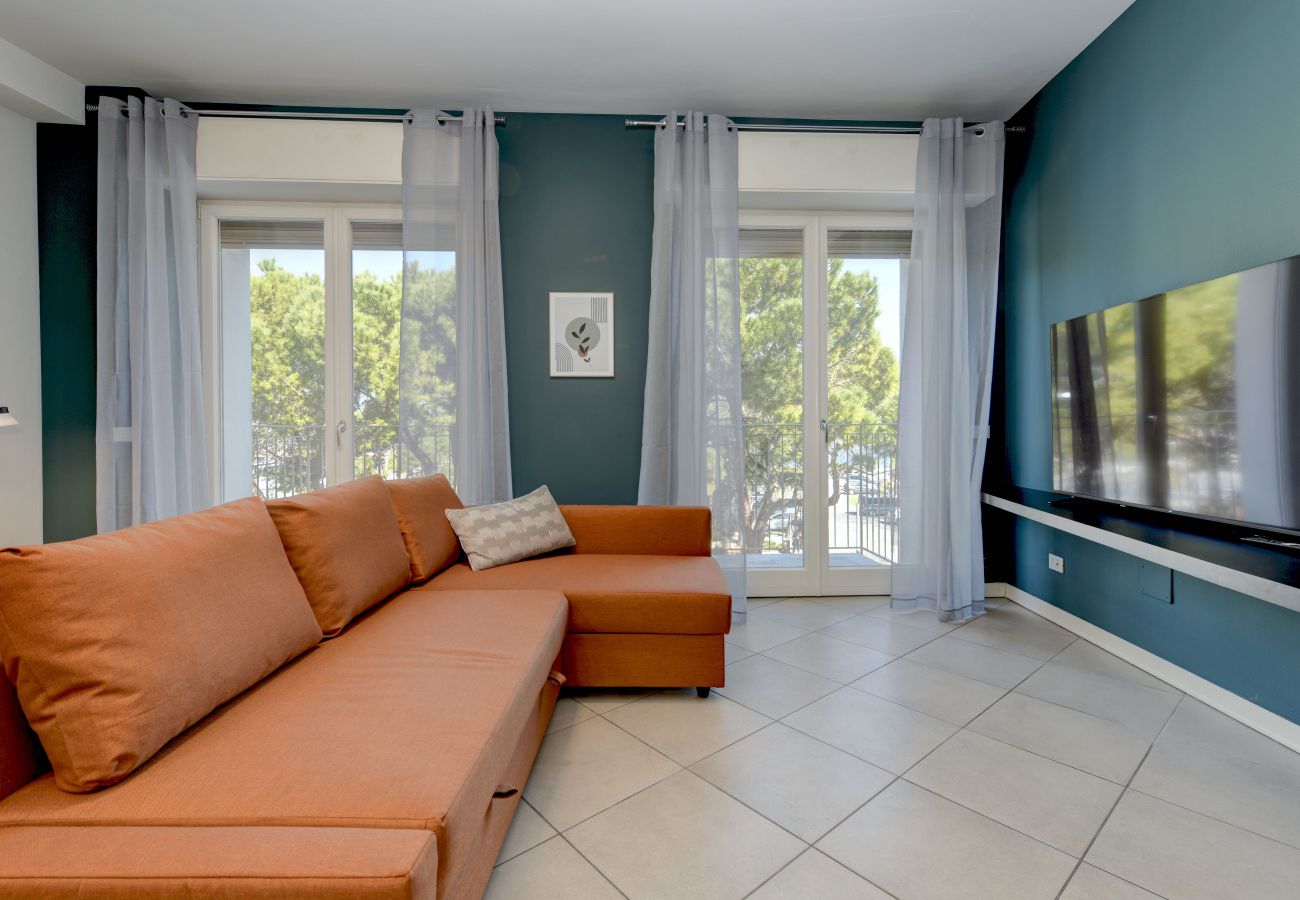 Przestronny salon z dużą sofą i Smart TV