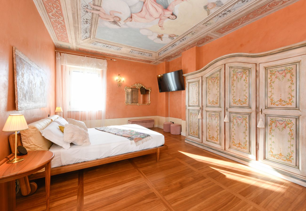 Sypialnia z ręcznie malowaną szafą i zdobionym sufitem Villa Bugatti