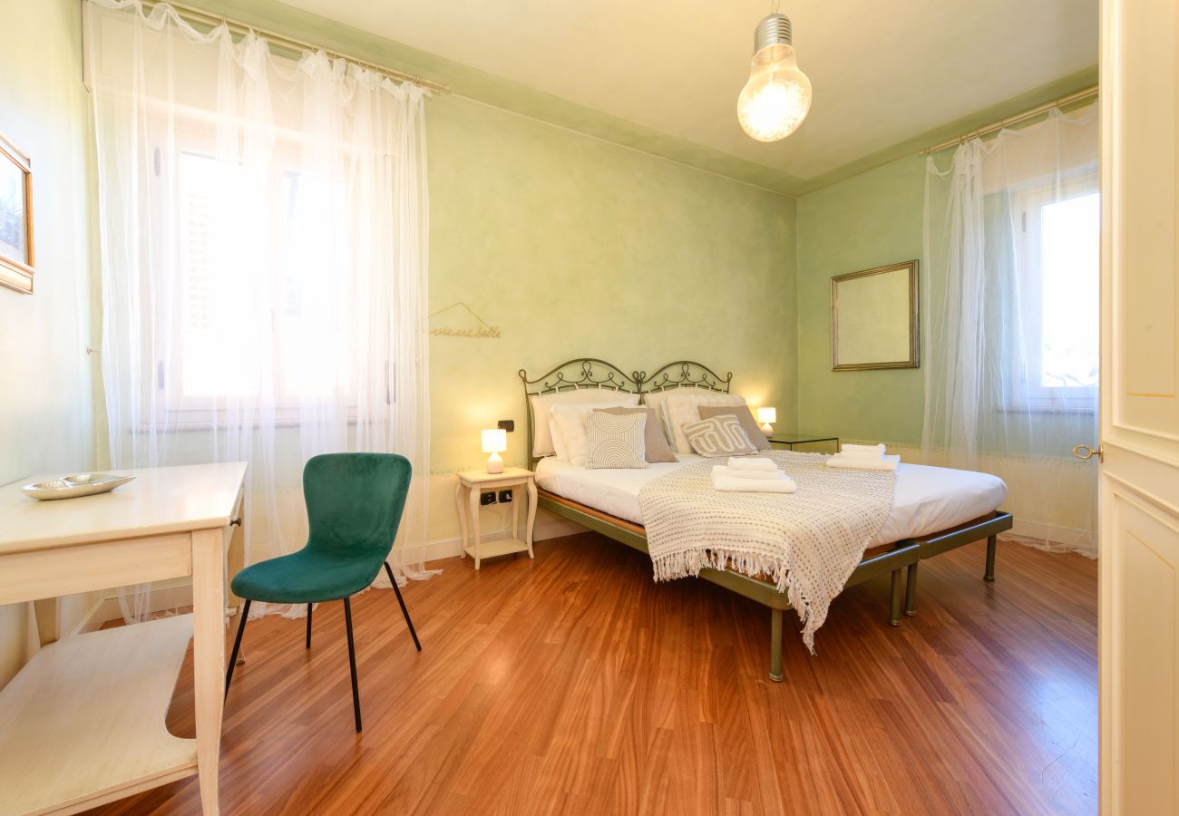 Designerskie biurko i stanowisko pracy w sypialni w Villa Bugatti