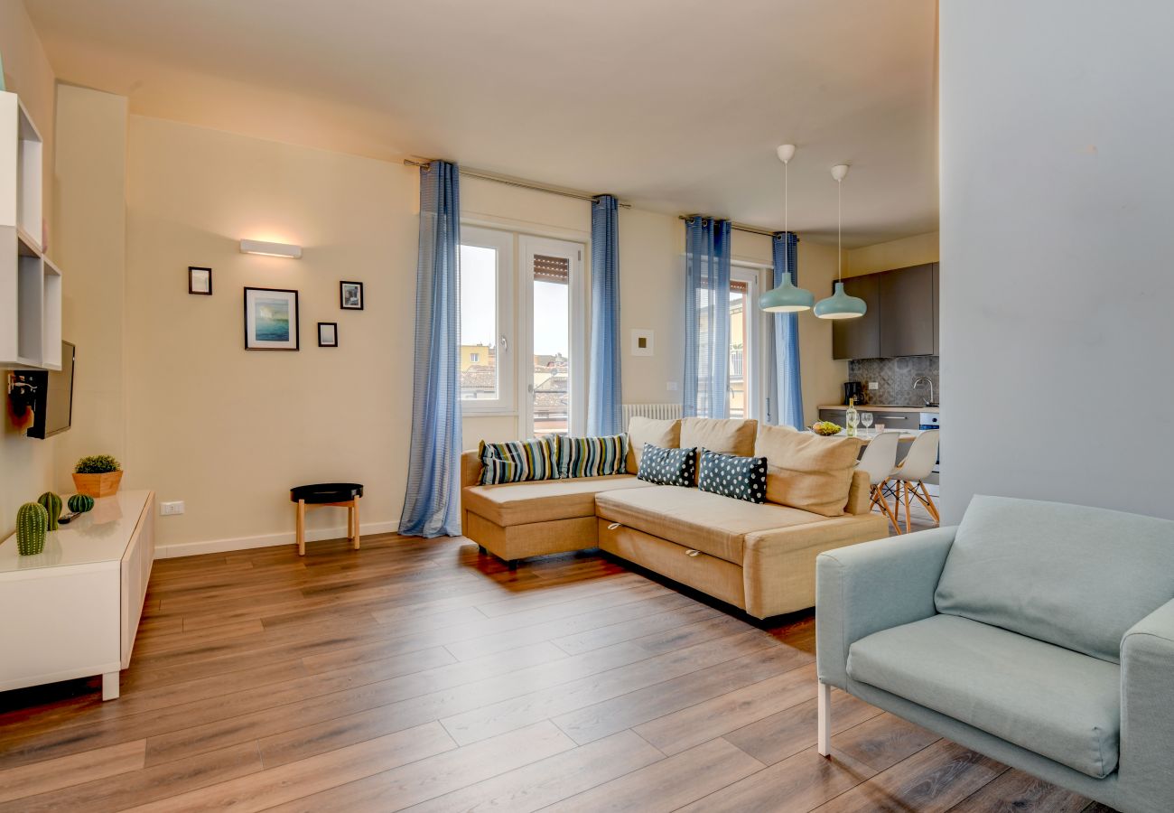 Nowoczesny salon z sofą i Smart TV w L'Attico di Jack