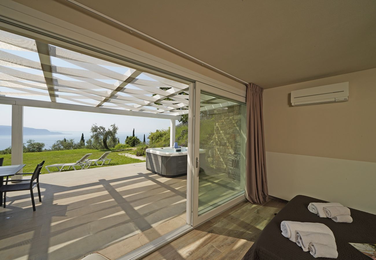 Apartament w Toscolano-Maderno - Cà Bianca sotto: immersi nella natura con vista lago e jacuzzi