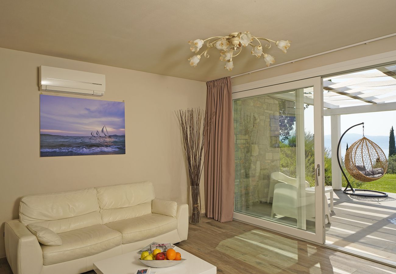 Apartament w Toscolano-Maderno - Cà Bianca sotto: immersi nella natura con vista lago e jacuzzi