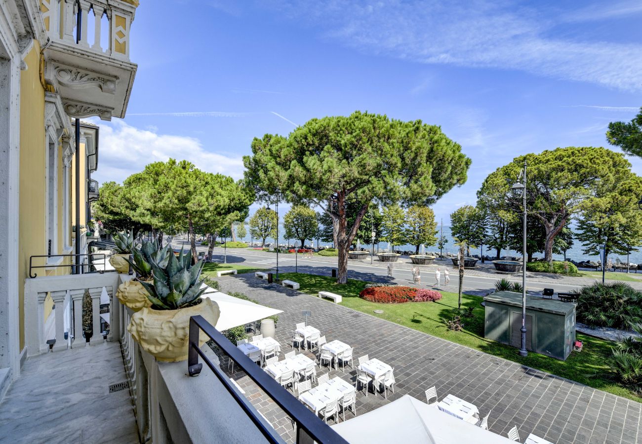 Panoramiczny widok z balkonu Palazzo Visconti na jezioro