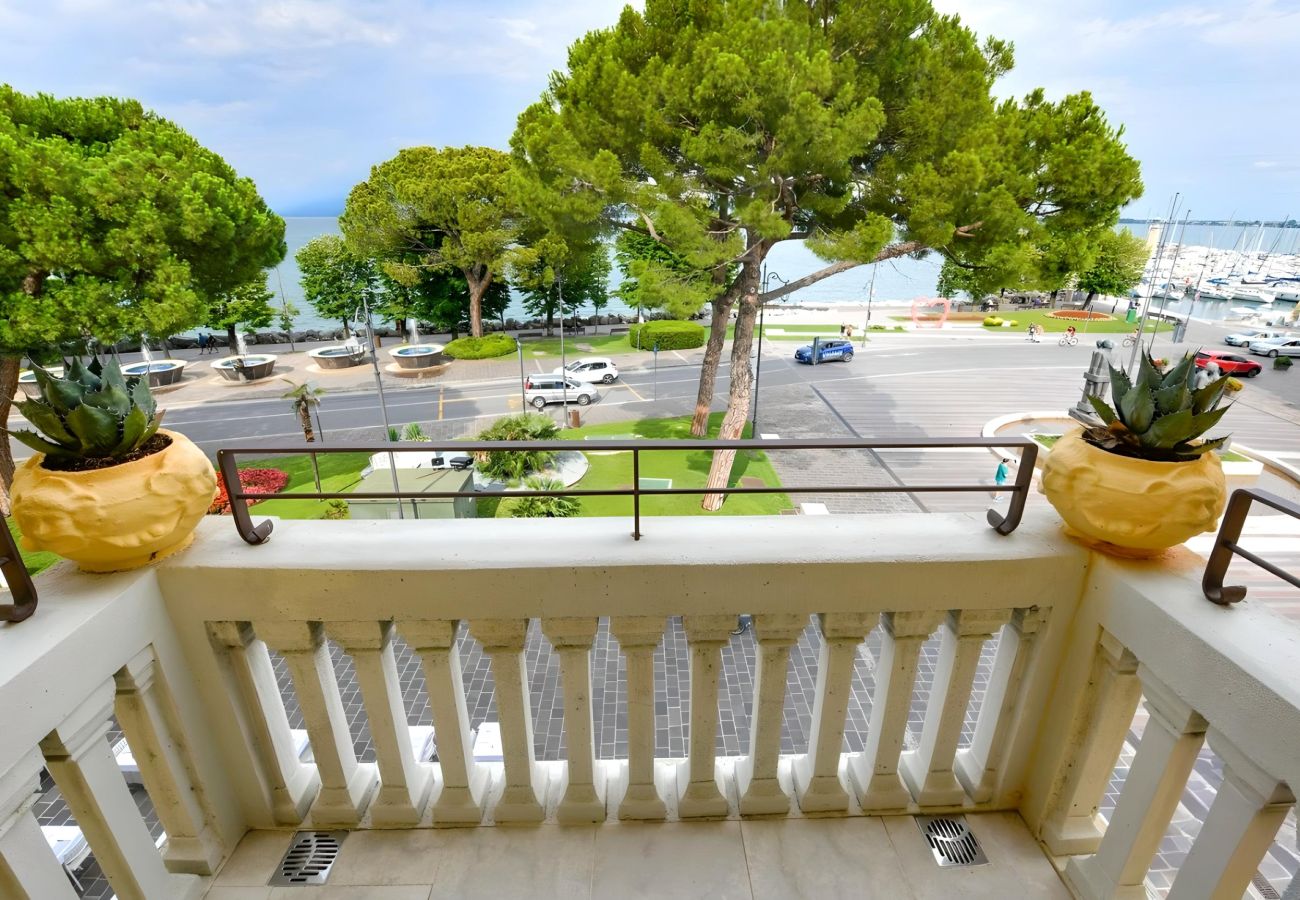 Kamienny balkon z widokiem na jezioro Garda