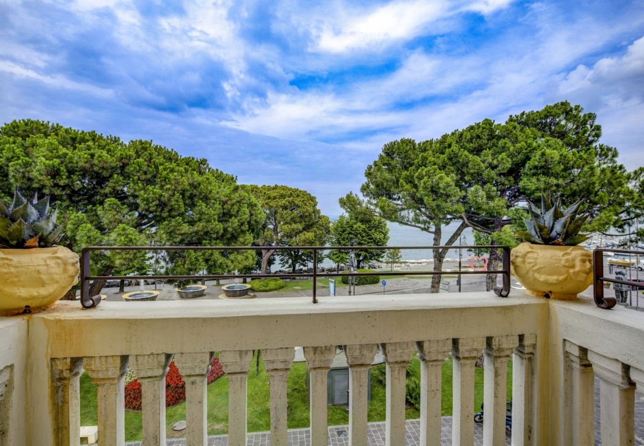 Kamienny balkon z widokiem na sosny i jezioro