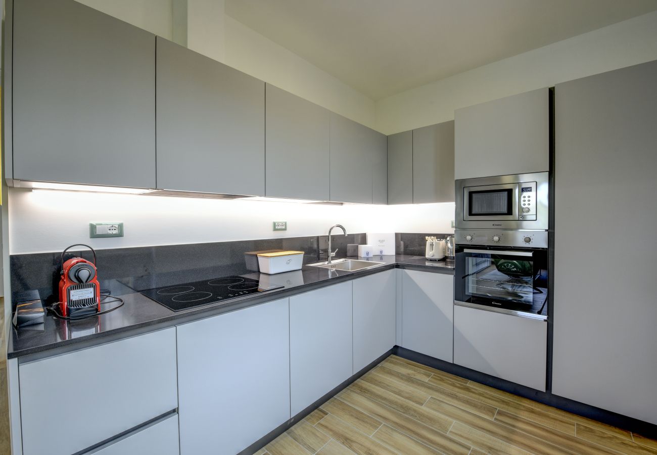 Szara designerska kuchnia z ekspresem i indukcją