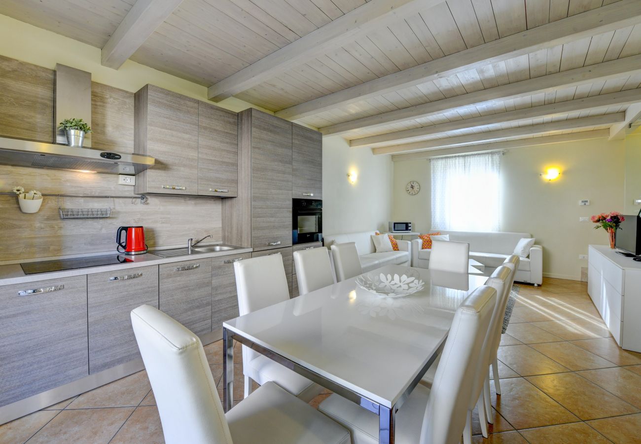 Apartament w Manerba del Garda - Casa della Romantica con piscina a pochi passi dal lago