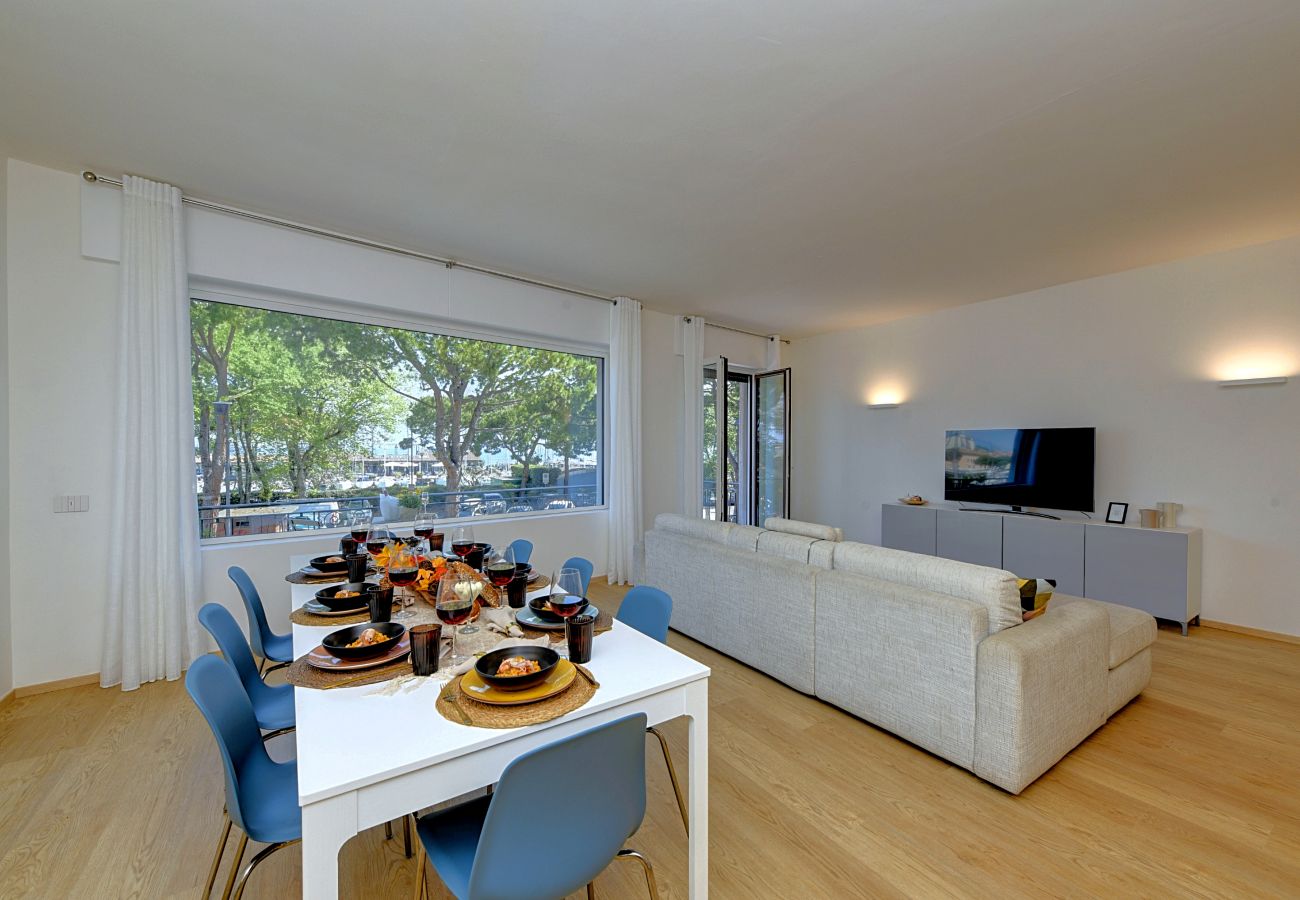 Salon z widokiem na jezioro Desenzano