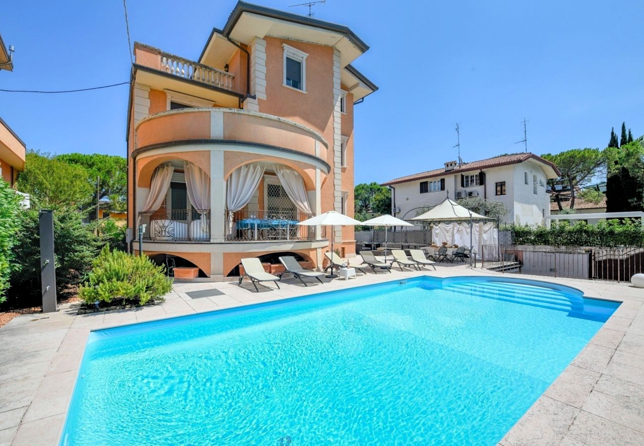 Prywatny basen z słoną wodą w Villa Bugatti